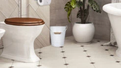 Autumn Alley Farmhouse Bathroom Trash Can - White Trash Can Bucket With Wooden Handle For Rustic Bathroom, Farmhouse Kitchen, Country Home Décor, 7 Liter, White -Brabantia Shop 81nDA30IpvL